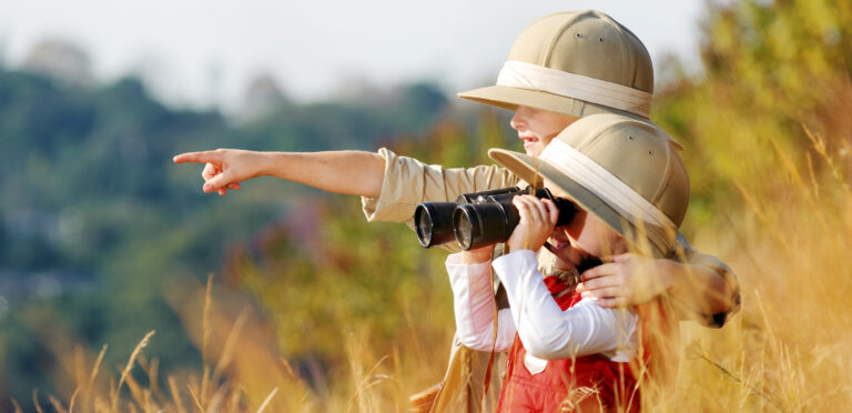 Enfants aux jumelles